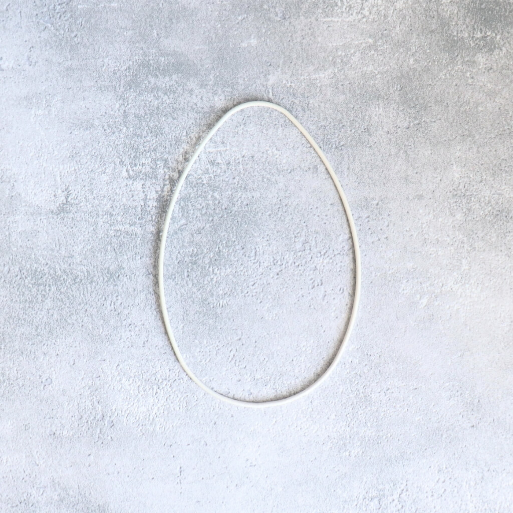 Dekorační kruh vajíčko – bílá, 16 cm, kovový základ pro jarní a velikonoční dekorace